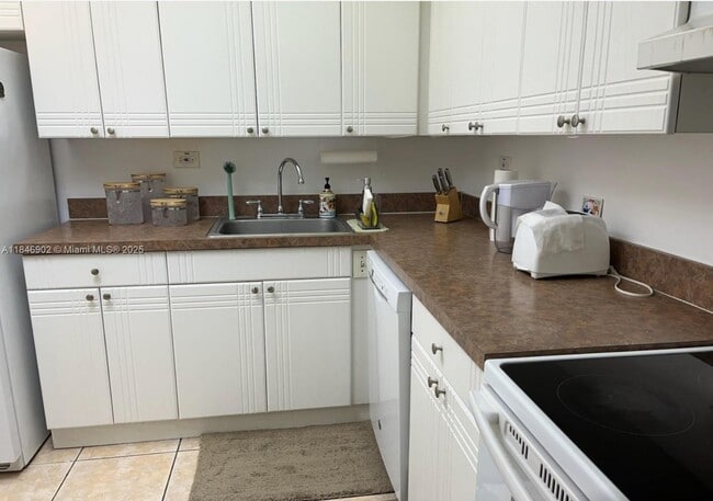 Building Photo - 8107 SW 72nd Ave Unit 321E Rental