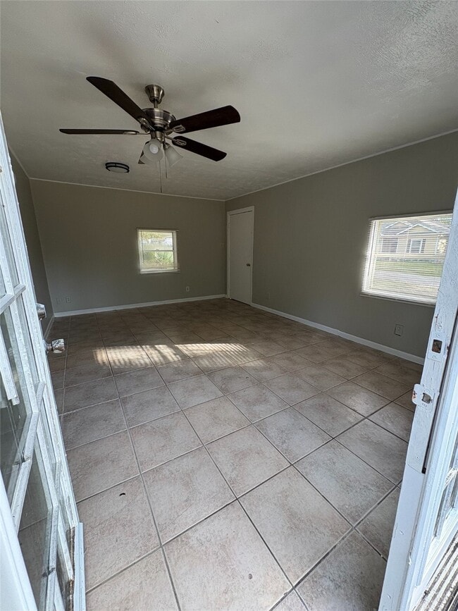 Photo - 905 St Lawrence River Rd