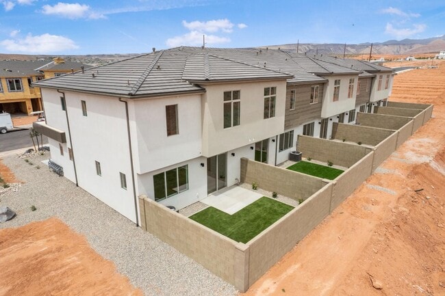 Photo - 978 Manen St