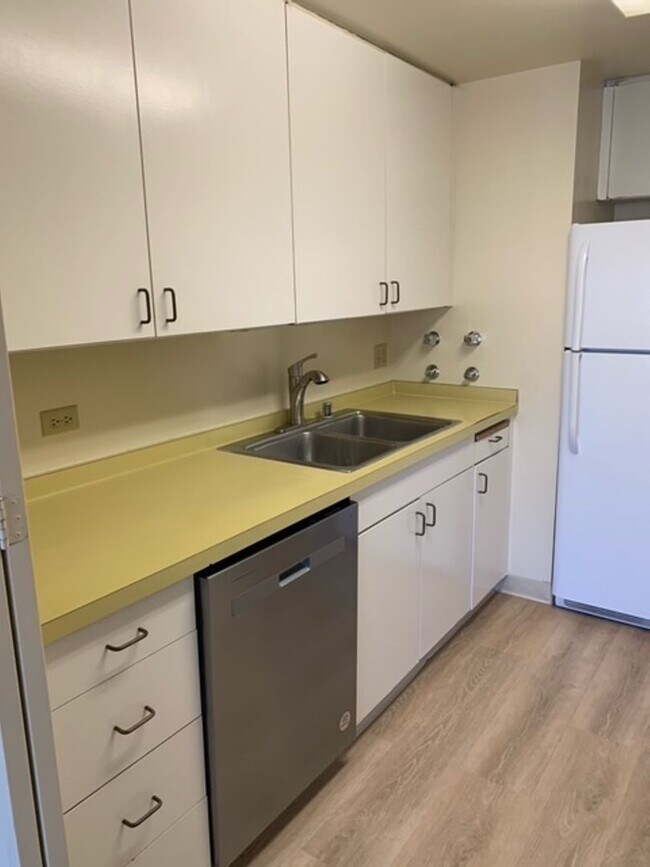 Photo - Harbor Square Condo - 1 bedroom, 1 bath un...