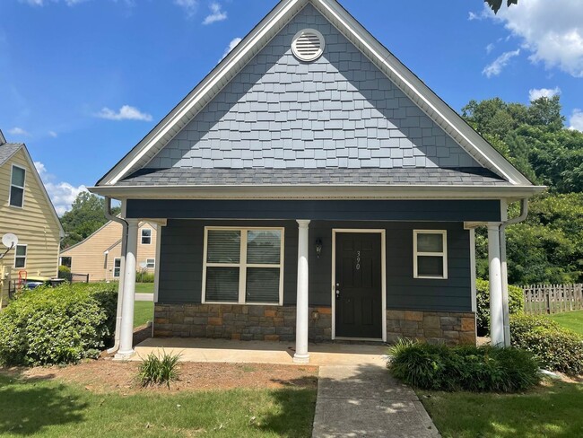 Building Photo - AVAILABLE AUGUST 2026! Rental