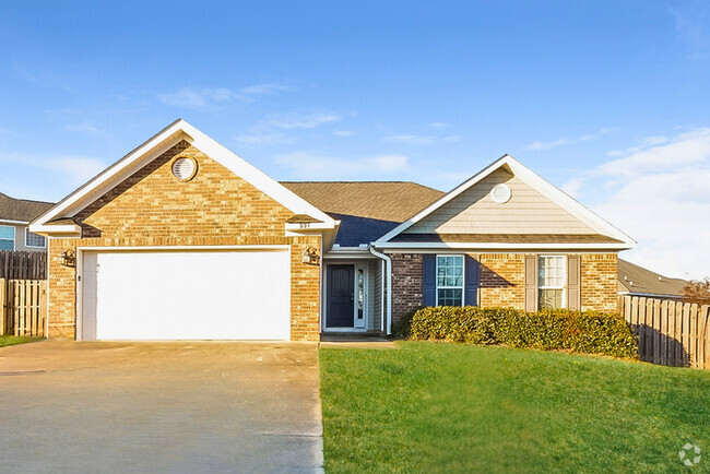 Building Photo - Lovely 3 Bedroom Ranch Style Home