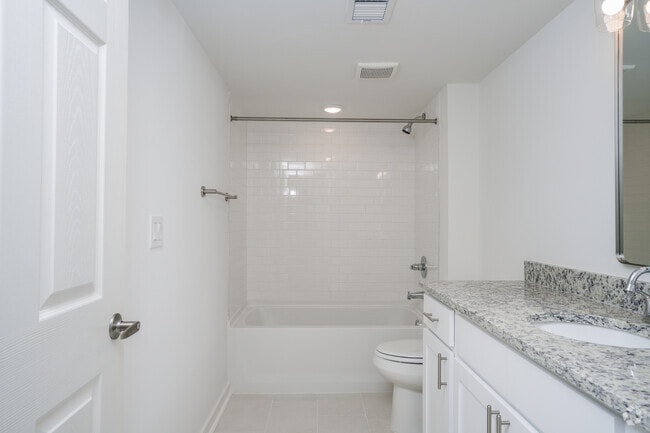 2BR, 2BA - 991SF - Primary Bathroom