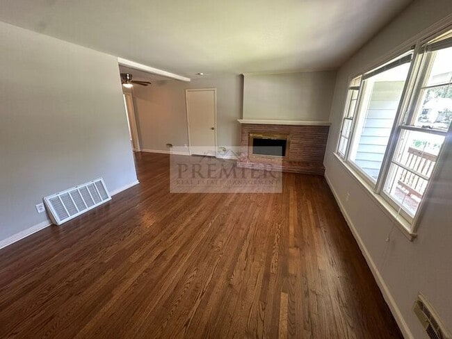 Photo - 8422 Cherry St