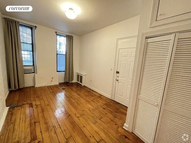 Building Photo - 320 W 47th St Rental