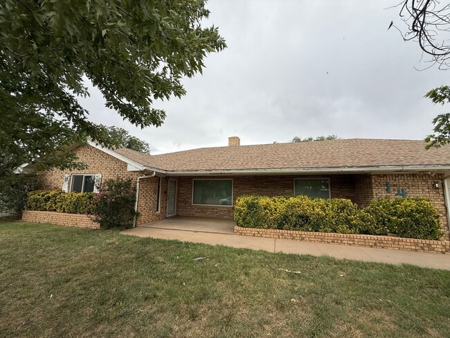 Photo - 3 Bed 3 Bath spacious home, with extra craft room, Lovely Backyard