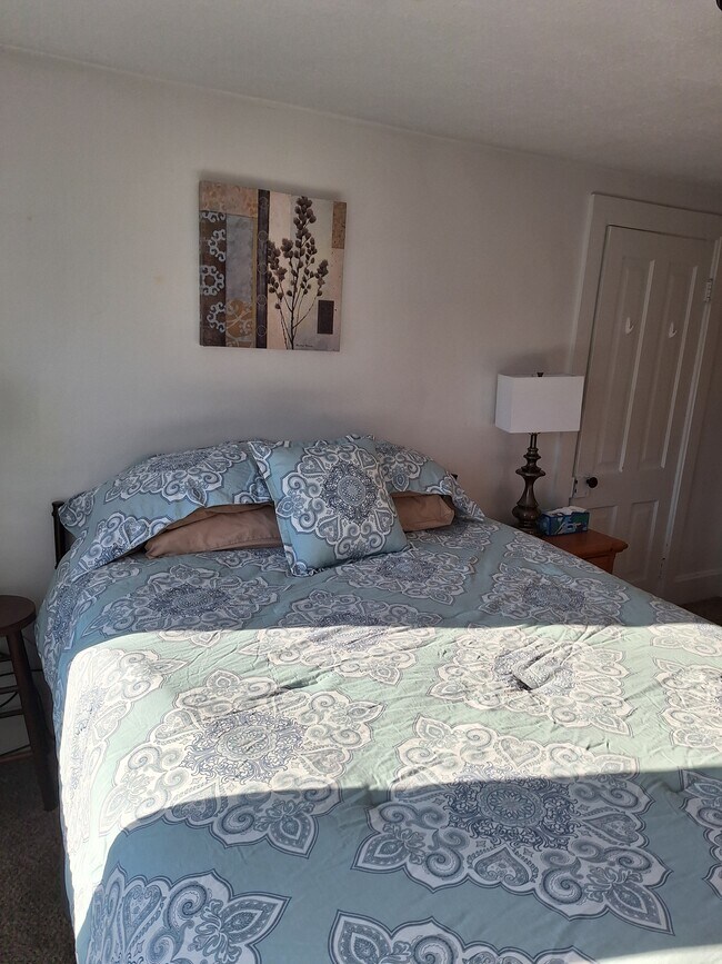 Dormitorio #1 - 507 E 2nd St Unidad Quaint 2BR Upper Apartmen