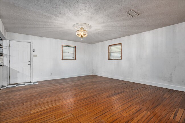 Photo - 1219 Park Ln