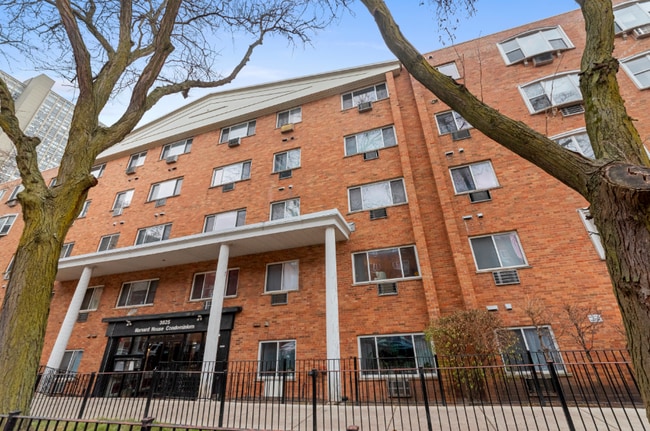 Photo - 3825 N Pine Grove Ave Unit 302