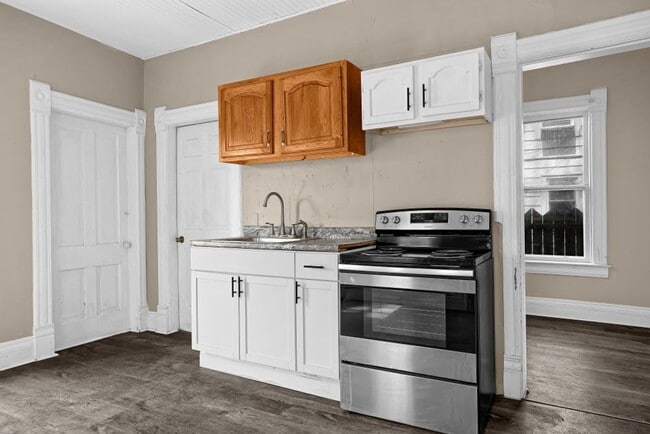 Building Photo - 1313 Avon St Unit 1