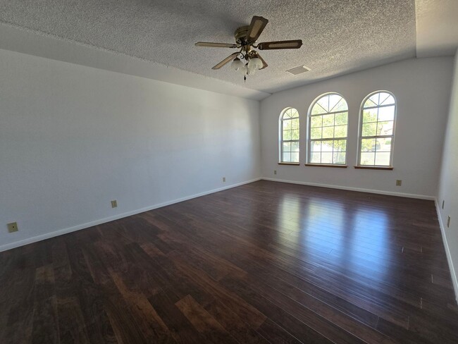 Photo - 905 Cimarron Ct
