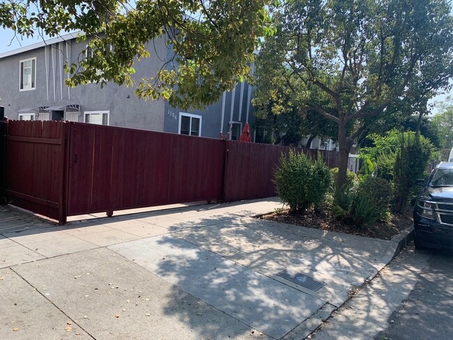 Fenced, gated , beautifully maintained - 1156 N Ardmore Ave Unit #1