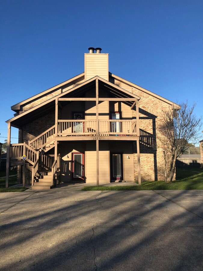 Front of Building - 15251 Jones Creek Village Ave Unit B