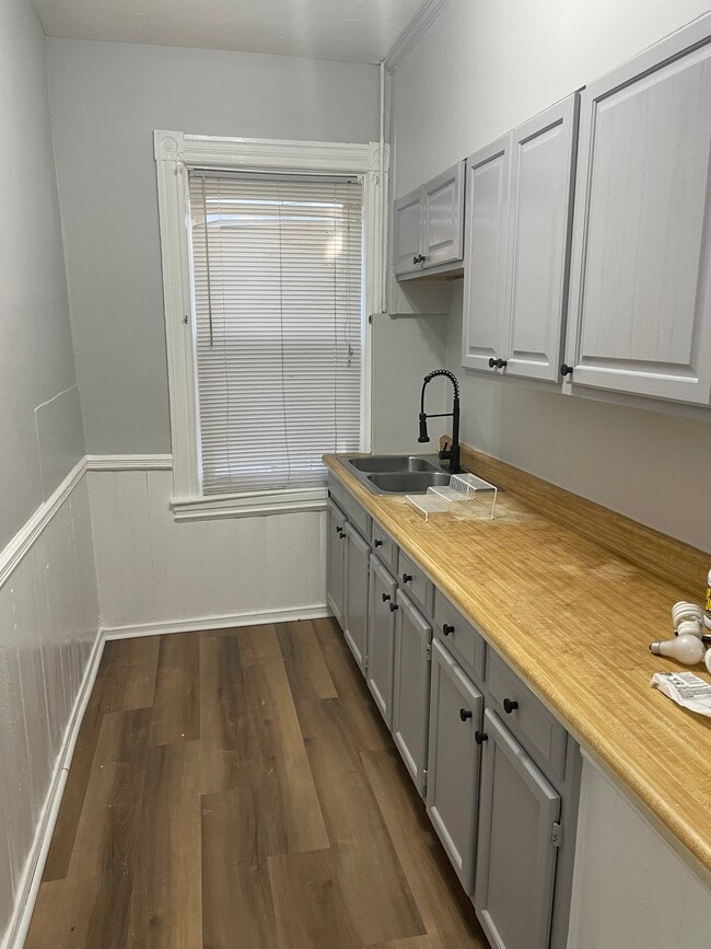 Building Photo - 123 Donelson St Unit 1