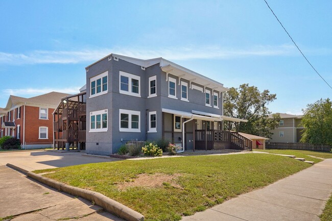 Building Photo - 652 S Jefferson Ave