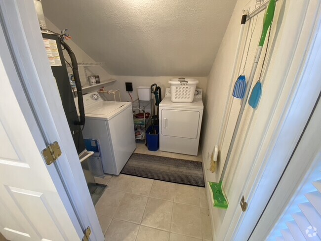 Building Photo - 1640 Kingston Ave Unit Upstairs Rental