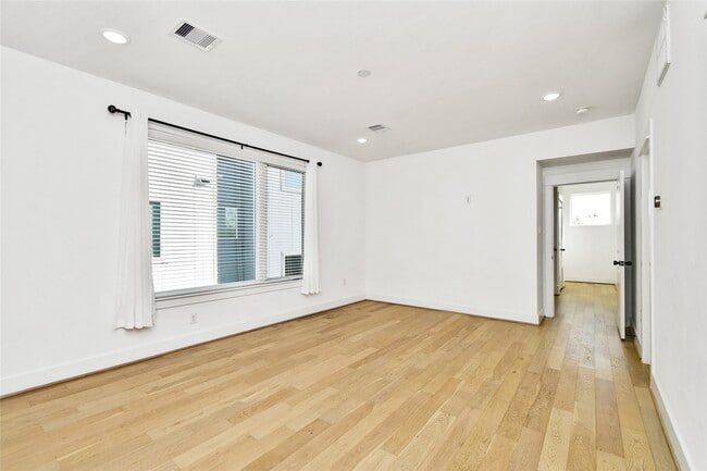 Building Photo - 208 N York St