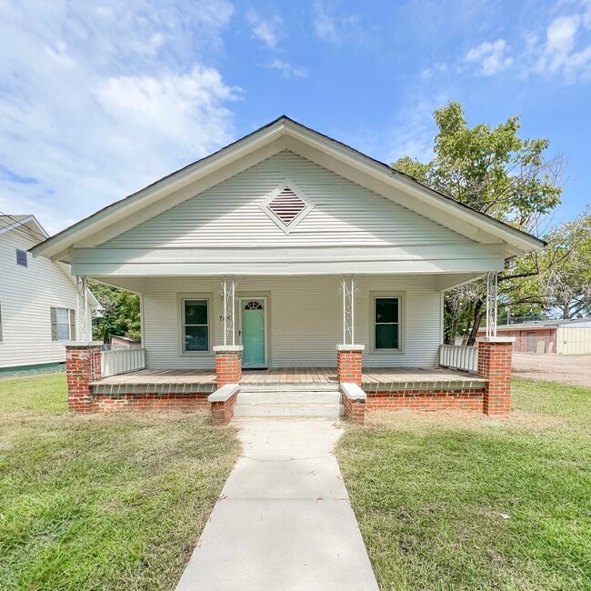 Photo - 705 W 12th St Casa