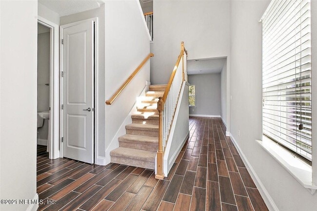 Photo - 152 Clifton Bay Lp