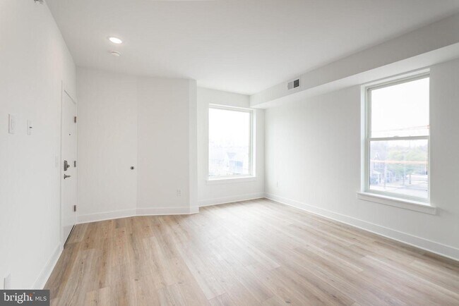 Building Photo - 4324 Lancaster Ave Unit 1 BEDROOM Rental