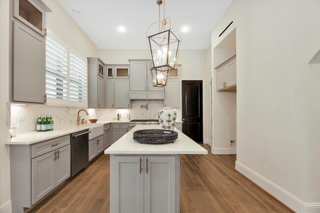 Photo - 540 W 26th St