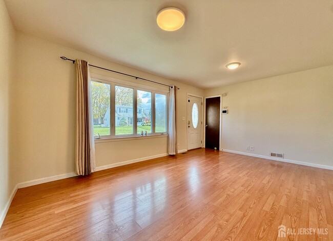 Photo - 33 Windsor Dr