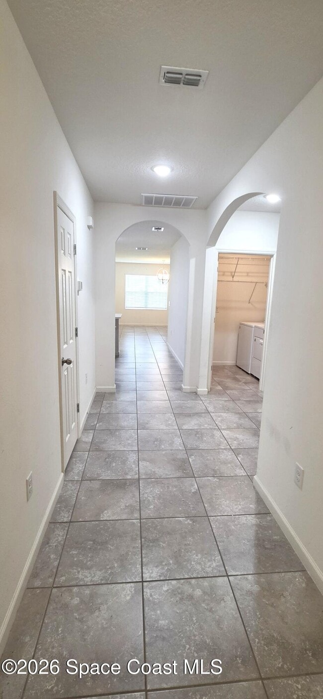 242 Guinevere Dr SW