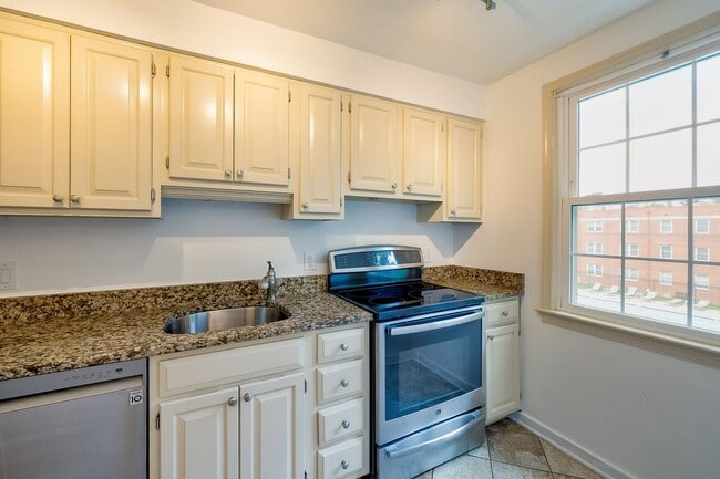 Photo - Charming 1BR/1BA in Silver Spring – $500 Move-In Credit (Look & Lease by March 1!) Unidad 202