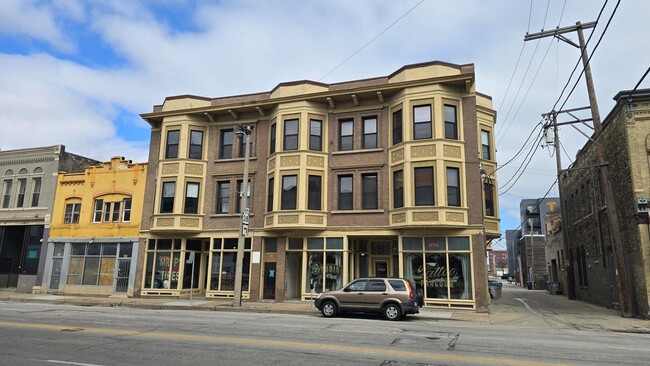 Building Photo - 526 W National Ave