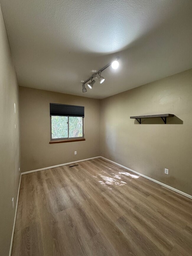 Photo - Great Tri-level home