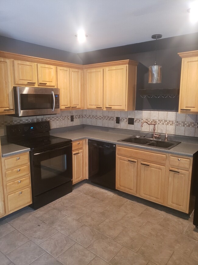 Kitchen - 7603 E 95th Ter Townhome