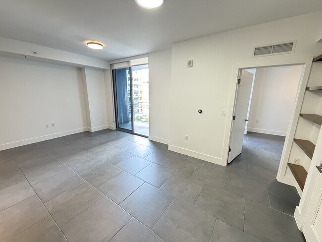 Building Photo - 132 NE 22nd St Unit B1