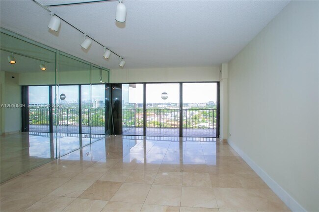 Photo - 1800 NE 114th St Unidad 1502