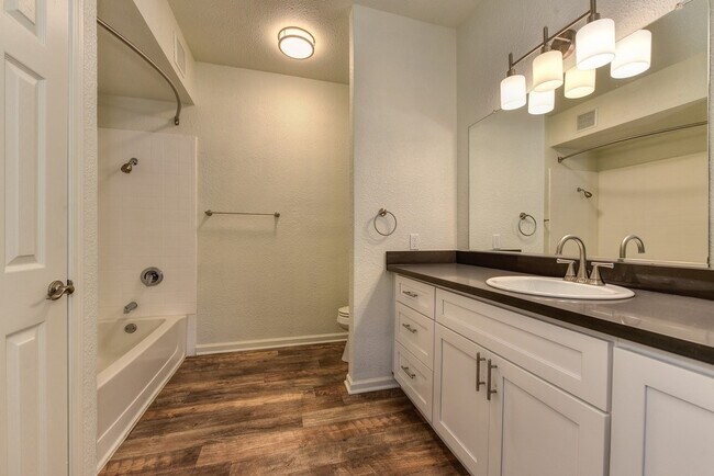River Oaks Apartment Homes