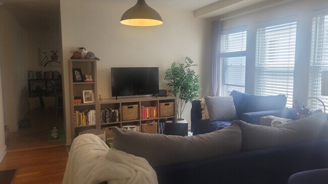 Building Photo - 47 Fenwick St Rental