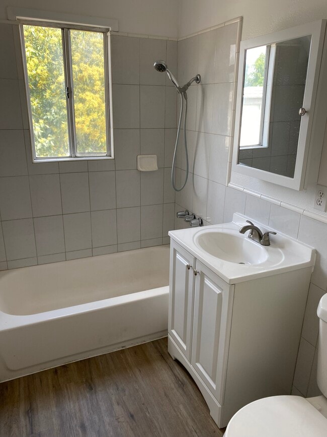 baño - 9226 Elizabeth Ave Unidad Open House Saturdays