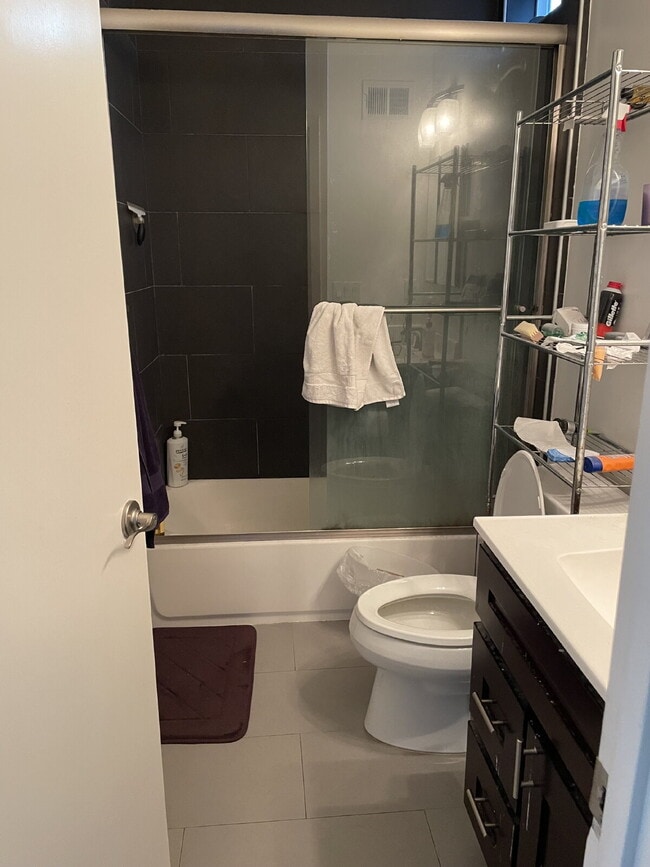 Photo - Large Private Bedroom in Sunset / Parkside near McCoppin Square and Taraval Corridor Unit Room C