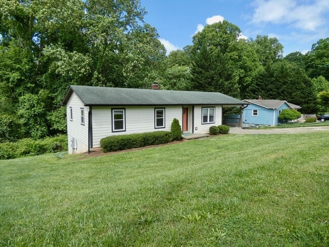 Sweet Ranch-Style Home in Montford - Sweet Ranch-Style Home in Montford