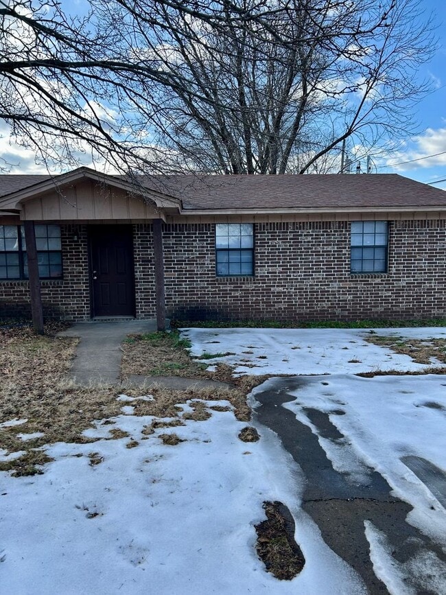 Building Photo - 613 E 16th St Unit B