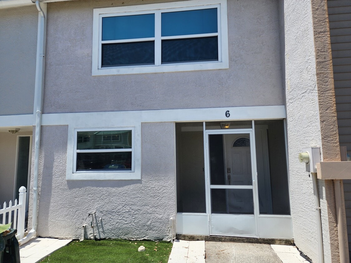 Front - 2751 S Pines Dr (Largo, FL)