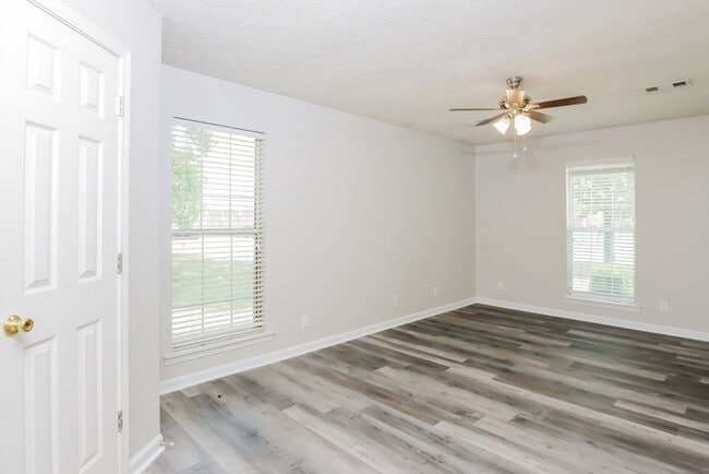 Photo - 11 N Springfield Dr