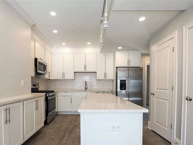Photo - NO FEE!!!   RECENTLY RENOVATED BRIGHTON 2 BED/2 BATH WITH PARKING INCLUDED