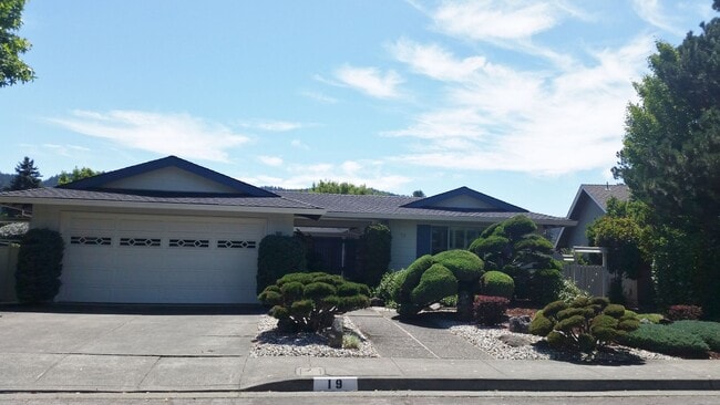 Lovely Home in Oakmont 55+ community - Lovely Home in Oakmont 55+ community
