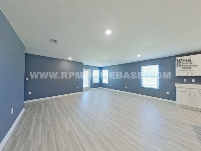Photo - Spacious 5-Bed/3-Bath in Silver Lake Village | Pet Friendly!