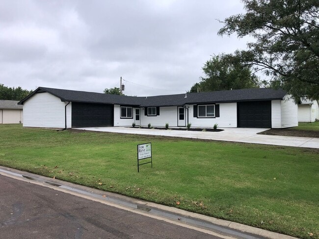 Beautifully Updated 2-Bedroom Duplex with ... - Beautifully Updated 2-Bedroom Duplex with ... House