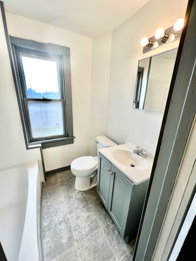 Photo - 404 W Adams St