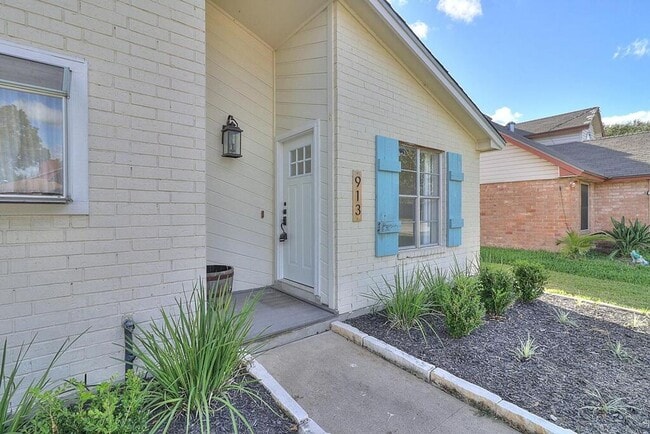 Photo - 913 St Timothy St