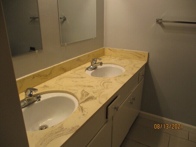 bathroom with double sink - 2741 Piedmont Ave Unidad 1