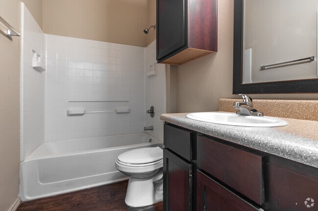 1BR, 1BA - 634SF - Bathroom
