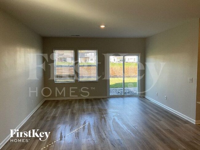 Photo - 877 Moray Ln